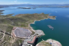 Türkiye'nin ilk yüzer güneş enerjisi santrali, elektrik üretimine haziranda başlıyor