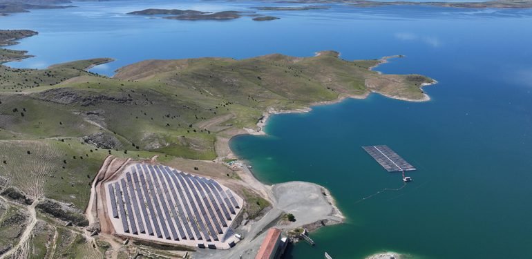 Türkiye'nin ilk yüzer güneş enerjisi santrali, elektrik üretimine haziranda başlıyor