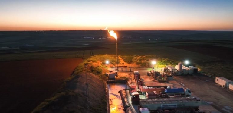 Trakya Havzasında 4 kuyuda 3 milyarlık doğal gaz rezervi bulundu 5 TEKİRDAĞ'DA 3 MİLYARLIK DOĞAL GAZ REZERVİ BULUNDU 4 YENİ KUYUDA 3 MİLYAR TL EKONOMİK BÜYÜKLÜĞE SAHİP 300 MİLYON METREKÜP DOĞAL GAZ REZERVİNE ULAŞILDI İLK ATEŞ YAKILDI: 2 HAFTA SONRA SANAYİ TESİSLERİNE DAĞITILACAK