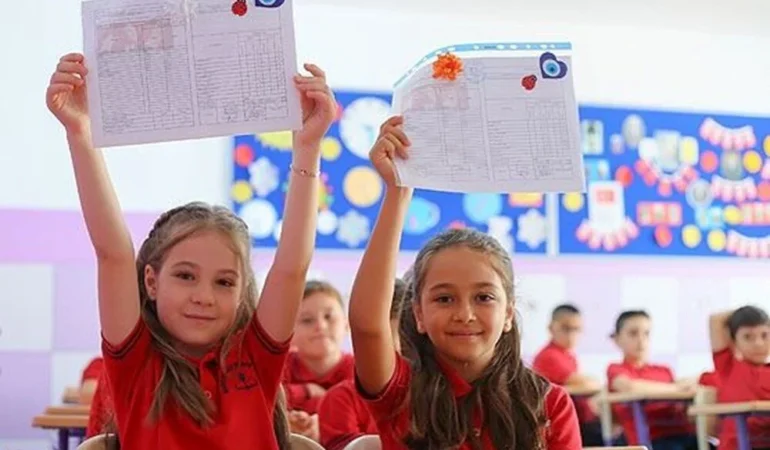 20 milyondan fazla öğrenci karnesini alarak yaz tatiline girdi 1 karne zamanı