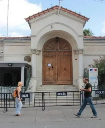 turkiye-ile-fransa-arasindaki-okul-anlasmazligi-krize-dondu-ogrenci-alinmayabilir-t6wj_cover