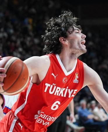 12-Dev-Adam-Sirbistan8217i-Deplasmanda-Devirdi-82-78-featured