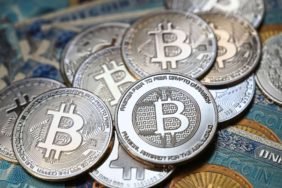 Bitcoin-10-Ayin-Dibinden-Dondu-75-Bin-Dolar-Sinavi-featured