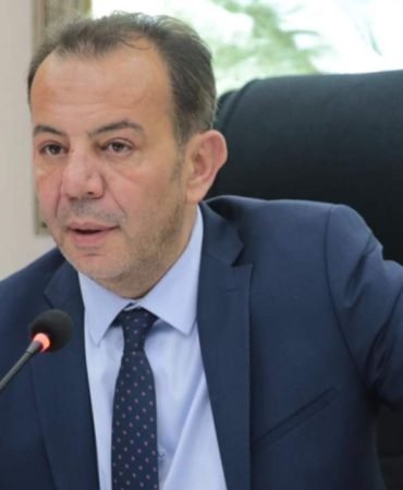 Bolu Belediye Başkanı Tanju Özcan Kimdir? Siyasi Kariyeri ve Hayatı 4 Bolu-Belediye-Baskani-Tanju-Ozcan-Kimdir-Siyasi-Kariyeri-ve-Hayati-featured