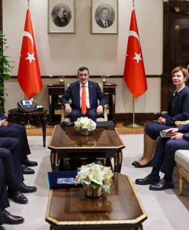 Cevdet Yılmaz: D-8'in Dönüşümüne Tam Destek Sürecek 2 Cevdet-Yilmaz-D-88217in-Donusumune-Tam-Destek-Surecek-featured