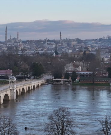 Edirne8217de-Nehir-Debileri-Dusuyor-Meric-Icin-Yeni-Uyari-Seviyesi-featured