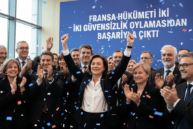 Fransa-Hukumeti-Iki-Guvensizlik-Oylamasindan-Basariyla-Cikti-gemini