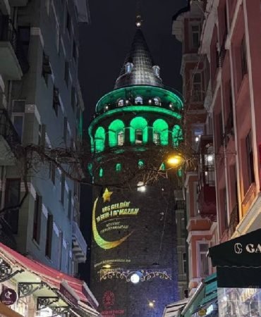 Galata-Kulesi-Ramazan-ayinda-yesile-burunuyor-featured
