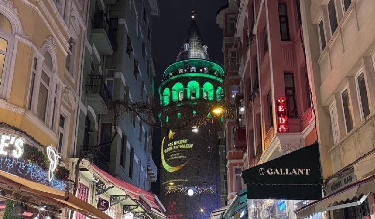 Galata-Kulesi-Ramazan-ayinda-yesile-burunuyor-featured