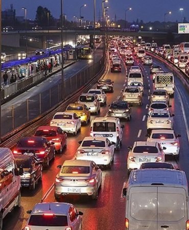 Istanbul8217da-Aksam-Trafigi-Durma-Noktasinda-Yogunluk-908217a-Ulasti-featured