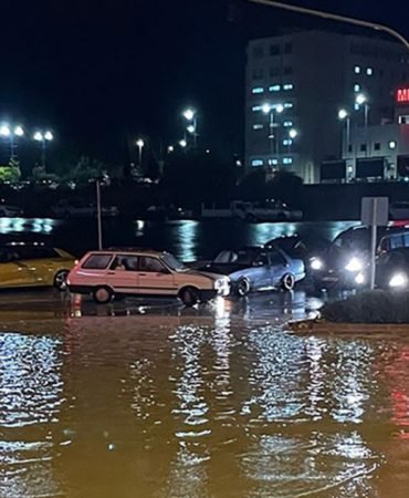 Mersinde-Siddetli-Saganak-Dereler-Tasti-Restorani-Sel-Aldi-featured