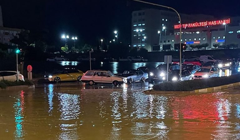 Mersinde-Siddetli-Saganak-Dereler-Tasti-Restorani-Sel-Aldi-featured