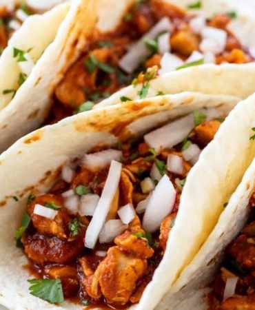 Satislari-Dusen-Fast-Food-Devi-100-Bin-Kisiye-Bedava-Yemek-Dagitti-featured