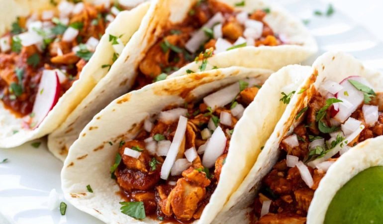 Satislari-Dusen-Fast-Food-Devi-100-Bin-Kisiye-Bedava-Yemek-Dagitti-featured