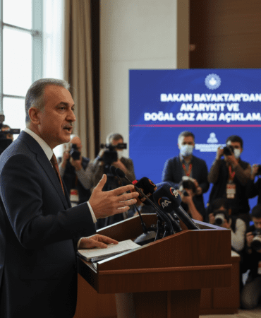 Bakan-Bayraktardan-Akaryakit-ve-Dogal-Gaz-Arzi-Aciklamasi-gemini