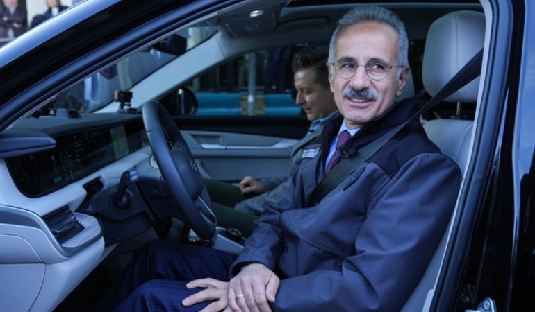 Bakan-Uraloglu-5G-Destekli-Akilli-Yolu-Test-Etti-featured