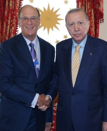 Erdogan-ve-BlackRock-CEOsu-Fink-Istanbulda-Bir-Araya-Geldi-featured