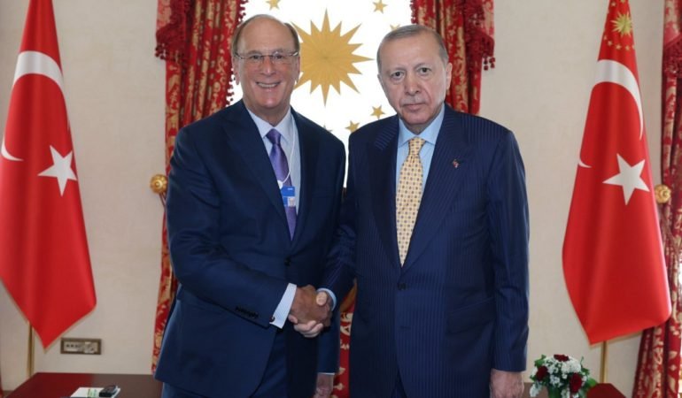 Erdogan-ve-BlackRock-CEOsu-Fink-Istanbulda-Bir-Araya-Geldi-featured