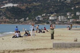 Sicaklik-20-Dereceyi-Buldu-Tatilciler-Sahillere-Kostu-featured