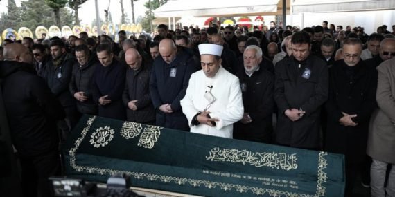 Yapımcı Erol Köse son yolculuğuna hüzünle uğurlandı