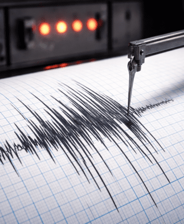 Akdeniz8217de-4.78217lik-Sarsinti-Demre-Sallandi-Panige-Yol-Acti-featured