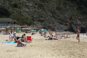 Alanya8217da-Turizm-Sezonu-Erken-Basladi-Kleopatra-Plaji-Doldu-Tasti-featured