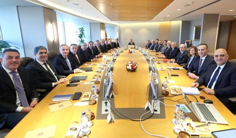 Bakan-Kacir-bankacilarla-bulustu-Zorluklara-ragmen-yatirimlari-hizlandiracagiz-featured