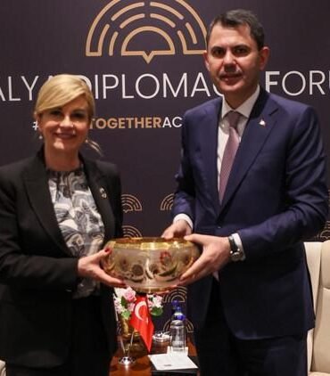 Bakan-Kurum-Hirvatistan-eski-Cumhurbaskani-Kitarovic-ile-gorustu-featured