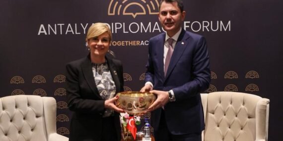 Bakan Kurum, Hırvatistan eski Cumhurbaşkanı Kitaroviç ile görüştü