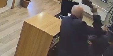 Belediyede-korku-filmi-gibi-anlar-Satirli-saldiri-ani-kamerada8230-featured