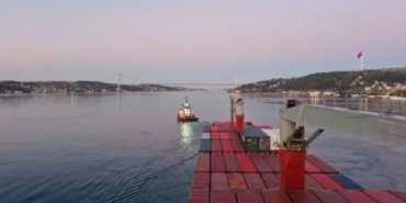 Boğaz’da korkutan anlar: Konteyner gemisi yalıya metreler kala karaya oturdu 4 Bogazda-korkutan-anlar-Konteyner-gemisi-yaliya-metreler-kala-karaya-oturdu-featured