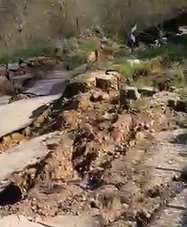 Bursa039da-heyelan-yolu-parcaladi-Bolge-ulasima-kapandi-featured