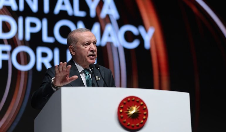 Cumhurbaskani-Erdogan039in-Antalya-Diplomasi-Forumu039ndaki-konusmasi-3-dilde-kitaplastirildi-featured
