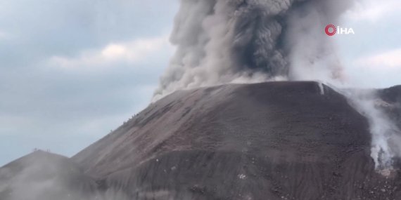 Dağcıların tırmandığı yanardağ patladı: Facianın eşiğinden dönüldü