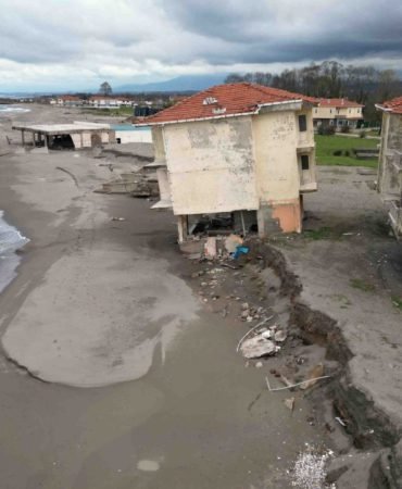 Erozyonun-Etkisiyle-Villalar-Yikildi-Bakanlik-Inceleme-Baslatti-featured