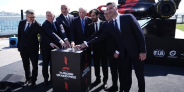 F1, yeniden Türkiye'de! Erdoğan starta bastı: Formula 1 aracı İstanbul turuna başladı 6 F1-yeniden-Turkiye039de-Erdogan-starta-basti-Formula-1-araci-Istanbul-turuna-basladi-featured