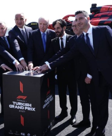 F1-yeniden-Turkiye039de-Erdogan-starta-basti-Formula-1-araci-Istanbul-turuna-basladi-featured
