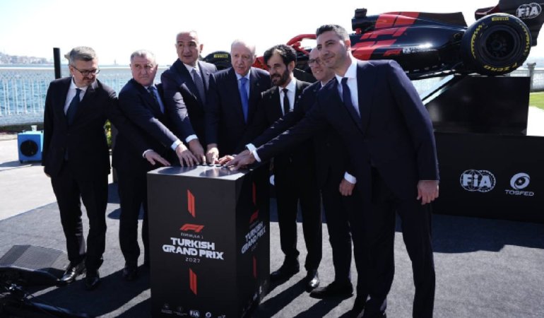 F1-yeniden-Turkiye039de-Erdogan-starta-basti-Formula-1-araci-Istanbul-turuna-basladi-featured