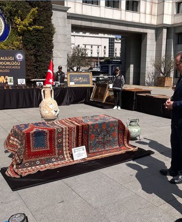 Istanbulda-tarihi-eser-operasyonu-Yesarizade-Kazasker-Mustafa-Izzet-Efendiye-ait-tablo-da-ele-gecirildi-featured