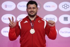 Kabine-uyeleri-milli-guresci-Riza-Kayaalp039i-tebrik-etti-featured