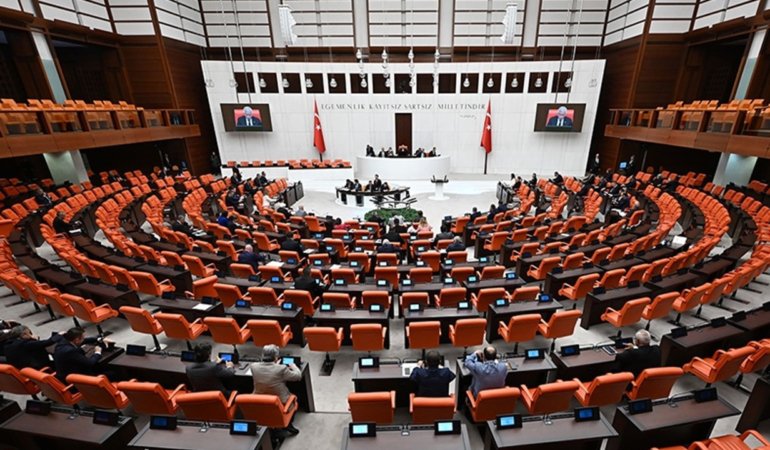 Kanun-teklifi-TBMM039de-kabul-edildi-Dogum-izni-uzatildi-sosyal-medyaya-yas-siniri-geldi-featured