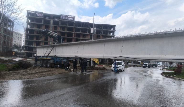 Kavsakta-Kiris-Sikintisi-Trafigi-Felc-Etti-featured