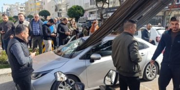 Korku-filmi-gibi-kaza-Insaat-demirleri-otomobile-saplandi-featured