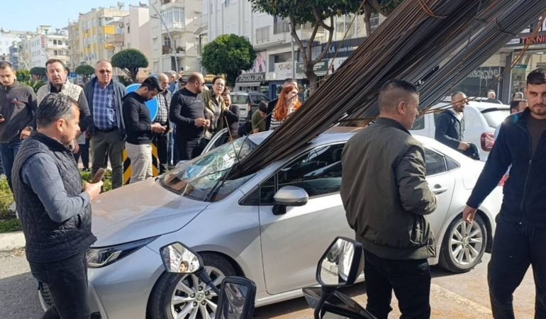 Korku-filmi-gibi-kaza-Insaat-demirleri-otomobile-saplandi-featured