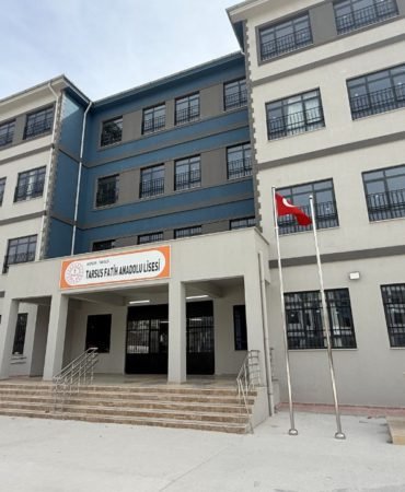 Mersin039de-bir-lise-ogrencisi-okulda-silahla-yakalandi-featured