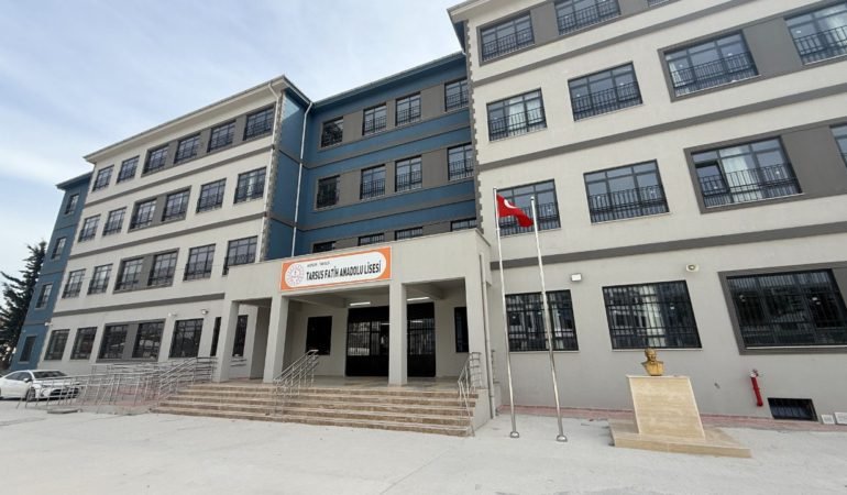 Mersin039de-bir-lise-ogrencisi-okulda-silahla-yakalandi-featured