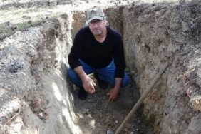 Olumden-defalarca-dondu8230-Dokuz-canim-bitti-diyerek-mezarini-kazmaya-basladi-featured