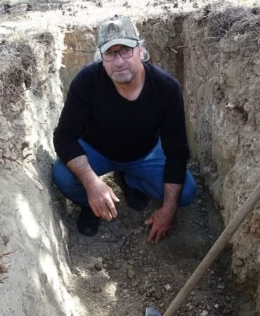 Olumden-defalarca-dondu8230-Dokuz-canim-bitti-diyerek-mezarini-kazmaya-basladi-featured