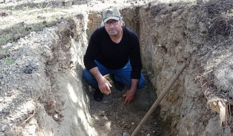 Olumden-defalarca-dondu8230-Dokuz-canim-bitti-diyerek-mezarini-kazmaya-basladi-featured