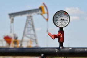 Petrolde-dalgalanma-devam-ediyor-Iran-ABD-arasindaki-muzakere-sinyali-fiyatlari-geri-cekti-featured